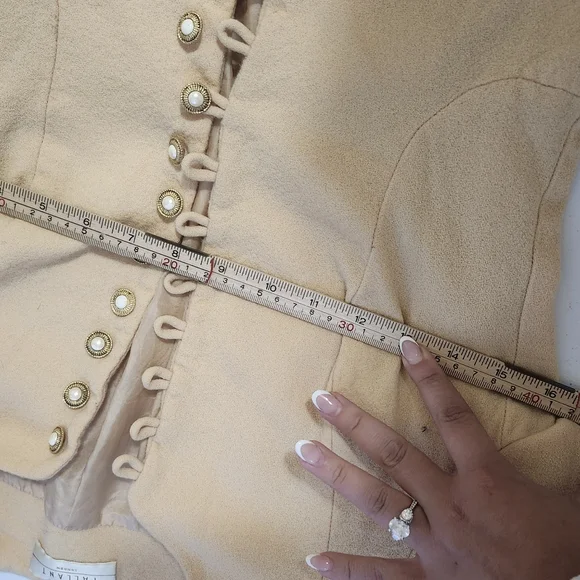 Elegant vintage cream collarless blazer jacket with unique button closure - Picture 5 of 6